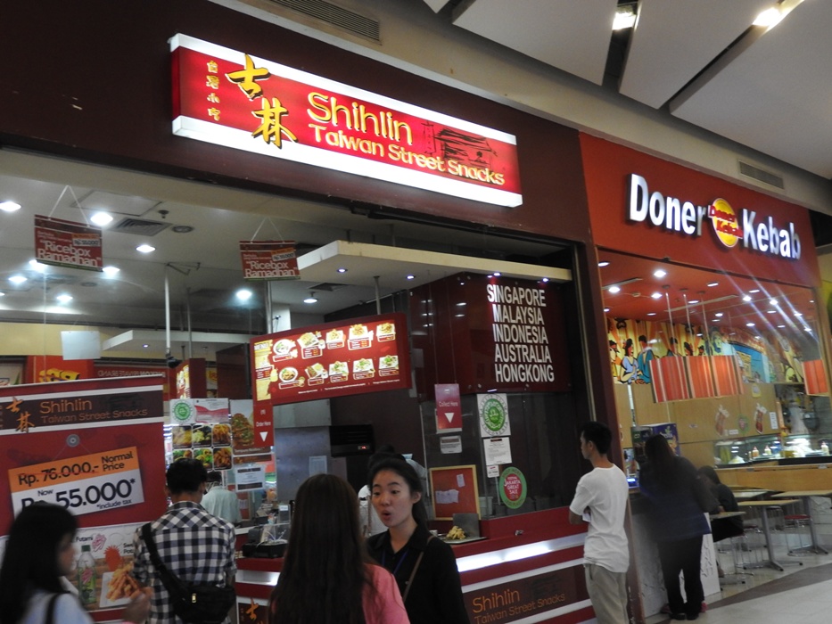 腦筋動得快的台灣業者整合炸雞、珍珠奶茶等台式美食，並以「士林夜市」的品牌打入印尼市場。 圖：GWO台灣外籍勞動者發展協會提供