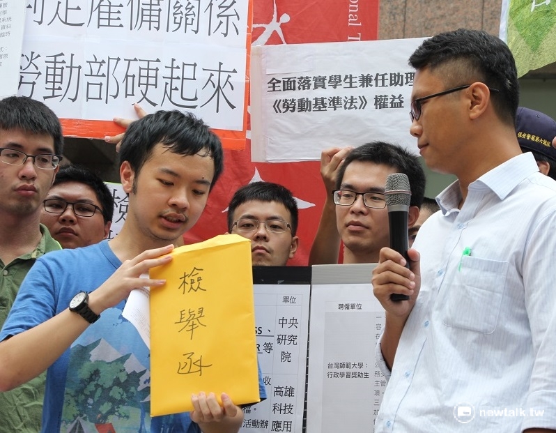 勞動部14日上午收下勞團的檢舉函，並將全面勞檢「假學習，真僱傭」的大學與研究機構。 圖：林湘芸/攝