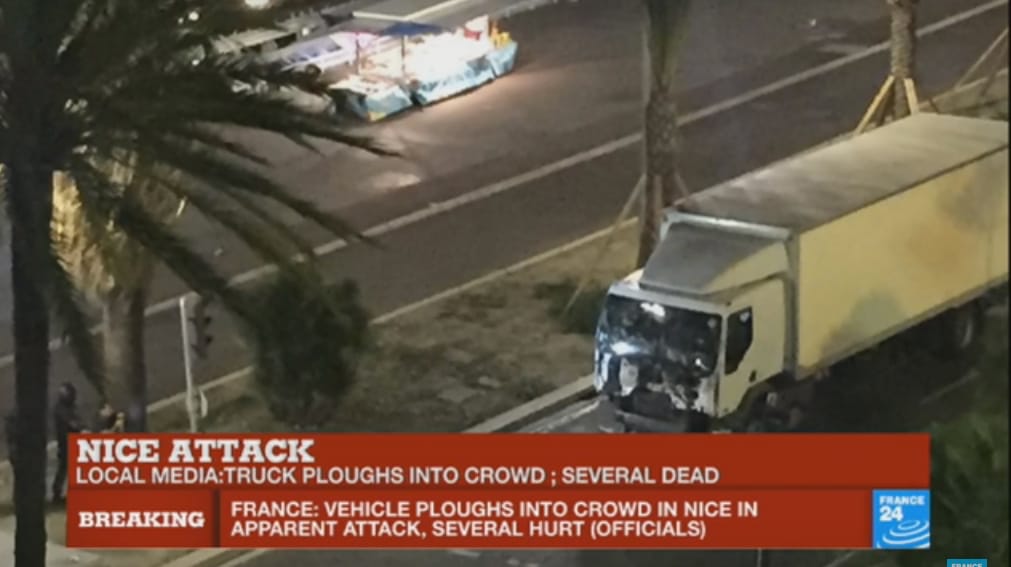 衝進人群的白色大卡車車體有多處撞擊，顯示力道之大，造成傷亡慘重。 圖：翻攝FRANCE 24
