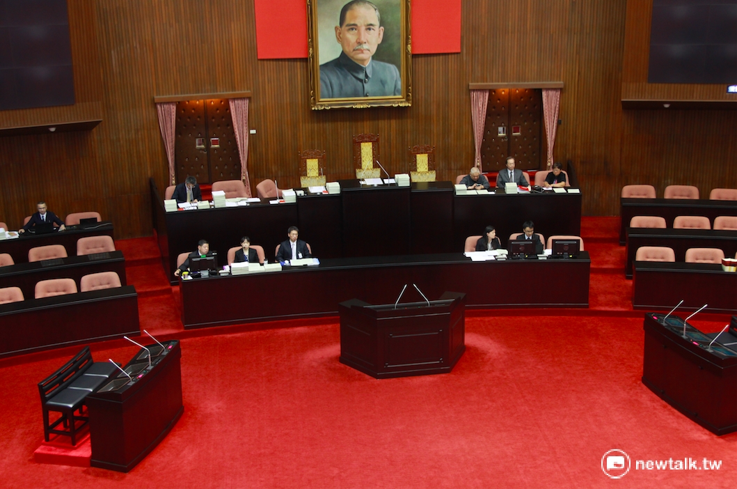立法院院會本會期最後一天，民進黨力拚《不當黨產處理條例》過關，不過國民黨15日一早便提了294項變更議程。 圖：鄭佑漢/攝