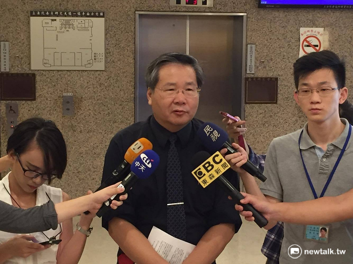 針對南海仲裁結果，成大法律系教授許忠信18日召開記者會表示，新政府應該盡快劃定太平島之200海浬經濟海域，並批評過去馬政府執政8年，畏於中國壓力都未曾主張。 圖：林湘芸/攝