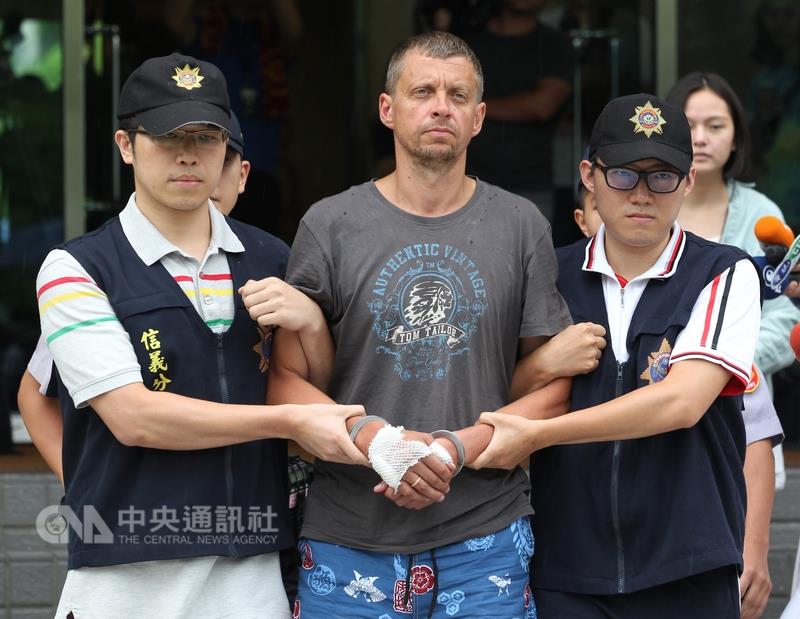 第一銀行ATM盜領案主嫌安德魯（中）等3嫌，台北地檢署18日偵訊後，向北院聲請羈押。 圖：中央社