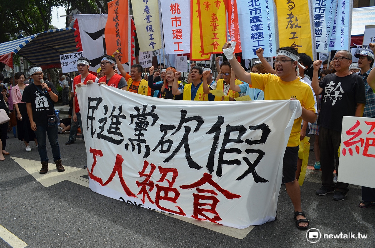 為了反對民進黨強行審查砍掉7天假的《勞基法》草案，工鬥團體19日上午赴立法院大門展開無限期絕食抗議。 圖：柯昱安/攝