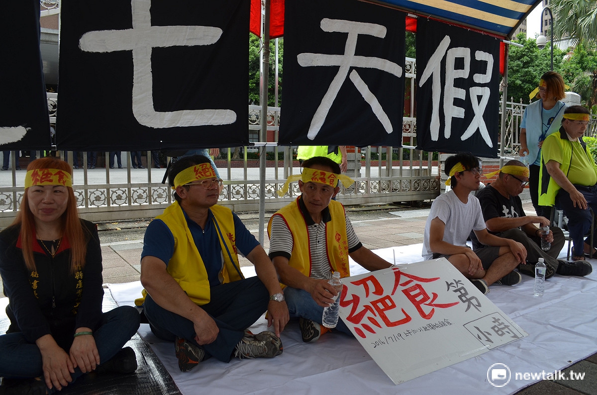 工鬥團體於19日上午10時21分展開絕食行動，要求民進黨立委針對「一例一休」版《勞基法》修正草案立刻撤案。 圖：柯昱安/攝