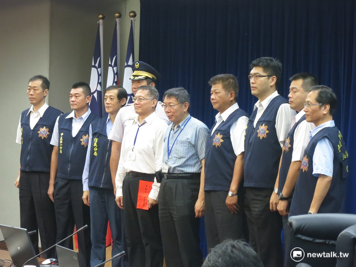 台北市長柯文哲19日特地表揚破獲一銀盜領案專案小組，並頒發獎金。 圖：呂佳峻/攝