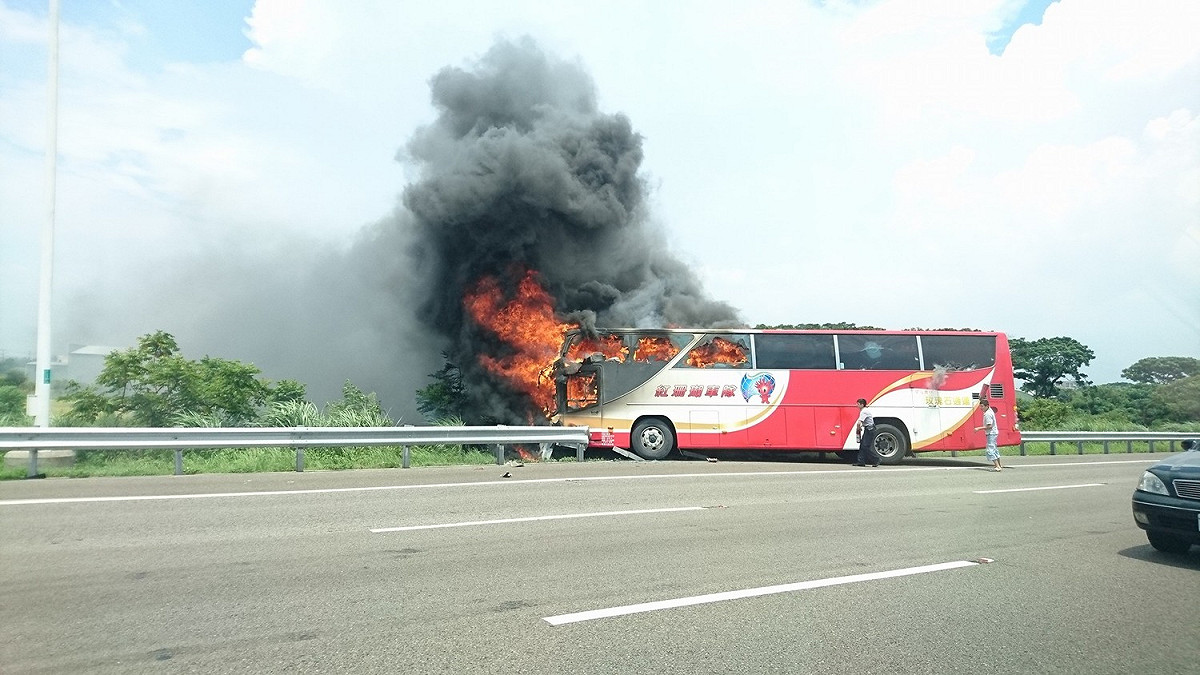 國道2號19日上午發生嚴重交通意外，一台陸客團遊覽車撞上護欄並起火燃燒，車內26人全數罹難。 圖：翻攝自爆料公社