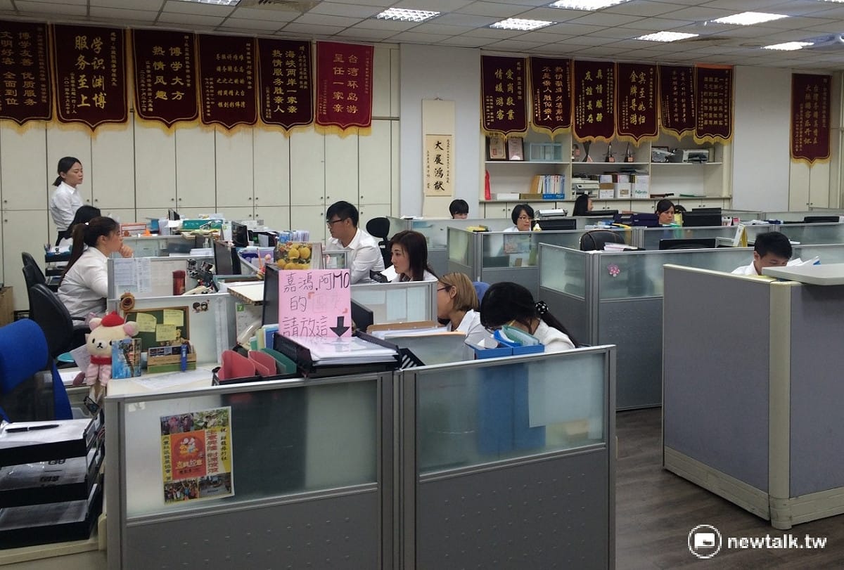 安排遼寧省陸客來台行程的鉅龍旅行社台北辦公室19日下午氣氛低迷，工作人員忙著打電話聯繫，不願受訪。 圖：趙廣絜/攝