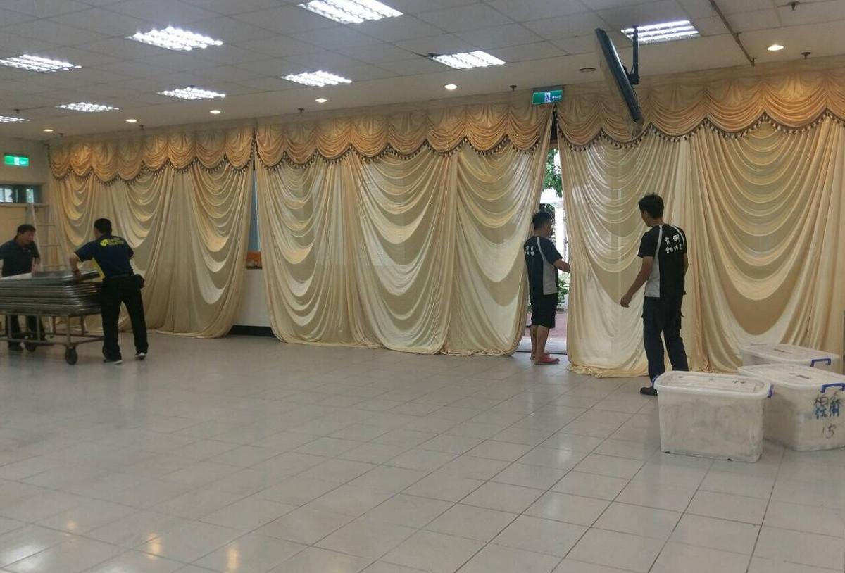 中壢殯儀館工作人員19日下午忙著布置靈堂，等檢察官完成罹難陸客遺體相驗工作後，所有大體將移往冰櫃存放。 圖：民眾提供