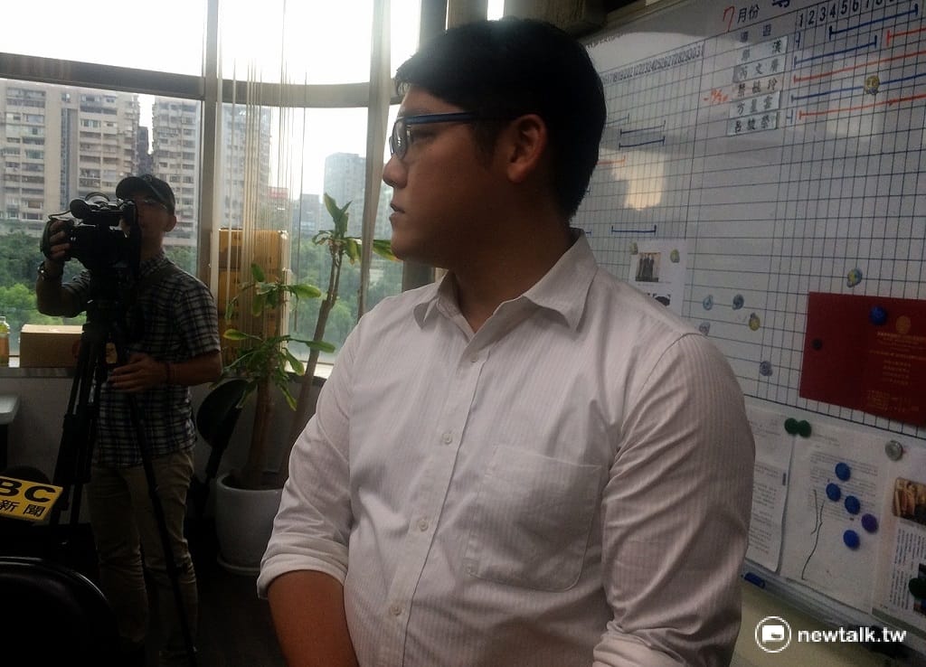 鉅龍旅行社副理黃世豪(圖)19日下午表示，負責接待遼寧省中國觀光客團的台籍導遊是鄭焜文，出事前，帶團狀況一切正常。 圖：趙廣絜/攝