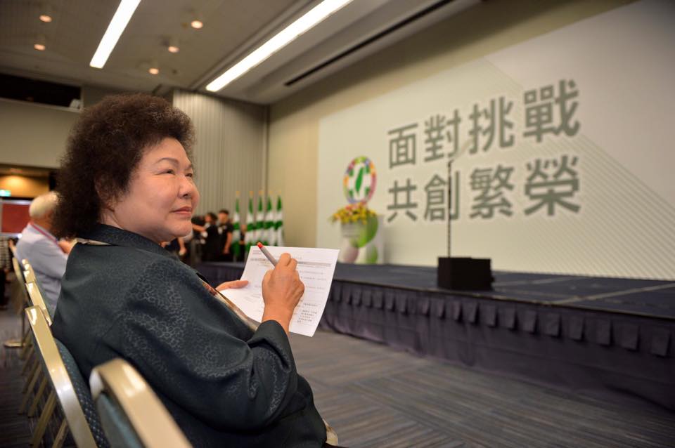 高雄市長陳菊在10年前拆除高雄市立文化中心內、全世界最大的蔣介石銅像，如今施政滿意度並未受到銅像拆除影響，穩坐前段班。 圖：翻攝陳菊臉書