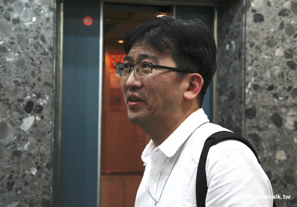 台北市勞動局19日傍晚5時派員親赴鉅龍旅行社台北辦公室進行勞檢，對於駕駛是否超時工作不願多談即離去。 圖：趙廣絜/攝