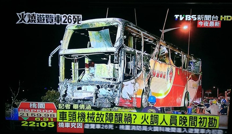 中客團19日發生重大火燒車事故，桃園消防局火調科鑑識人員晚間初勘，疑是車頭機械故障或電線走火，真正原因仍待調查單位鑑定。 圖：翻攝電視畫面