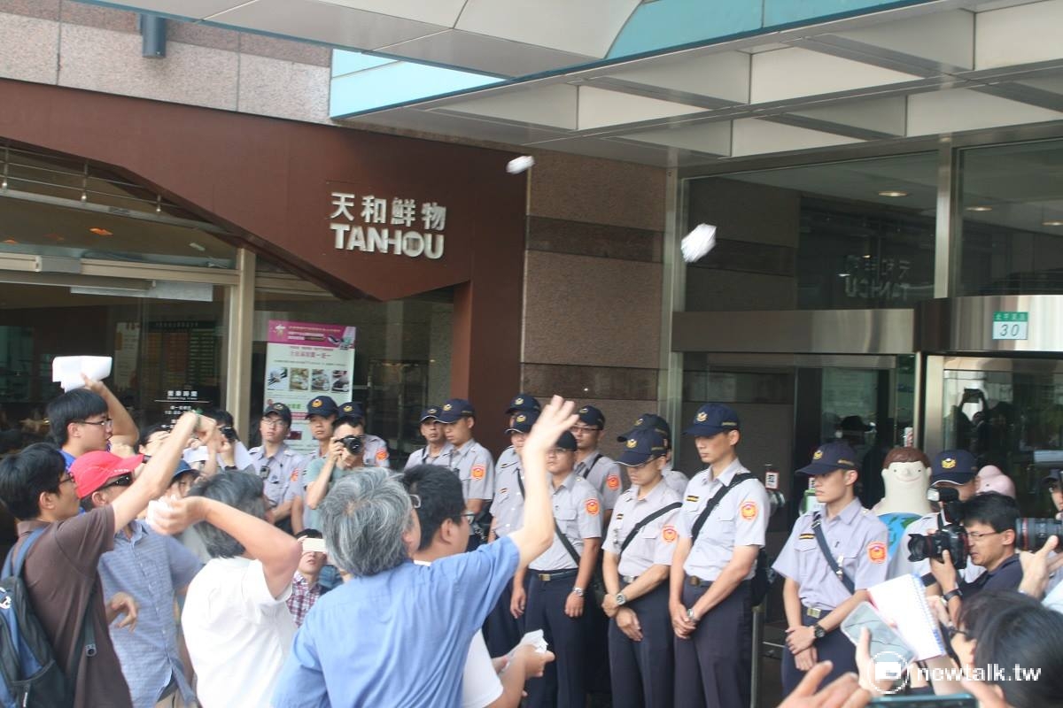 私校改革行動聯盟將草案揉成紙球，向黨部投擲，要求民進黨退回修正草案。 圖：李蘇竣/攝