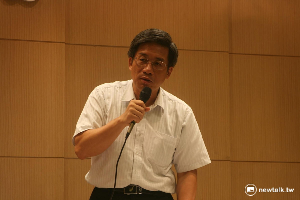 公路總局20日表示，部分遊覽車安全門與送審的車輛不一樣，時常在驗車後加裝暗鎖，質疑此次意外發生遊覽車上的暗鎖是事後加裝。圖為公路總局局長趙興華。 圖：李蘇竣/攝