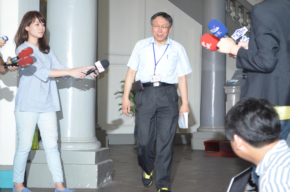 台北市長柯文哲（中）赴監察院說明大巨蛋案。 圖：呂佳峻/攝