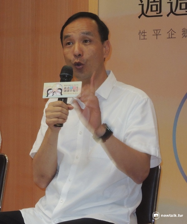 新北市長朱立倫20日指出，尼伯特颱風直撲台灣，讓原本休假帶家人前往德國的他，無法扮演「好爸爸」的角色，必須提前返國坐鎮指揮。 圖：陳冠廷/攝