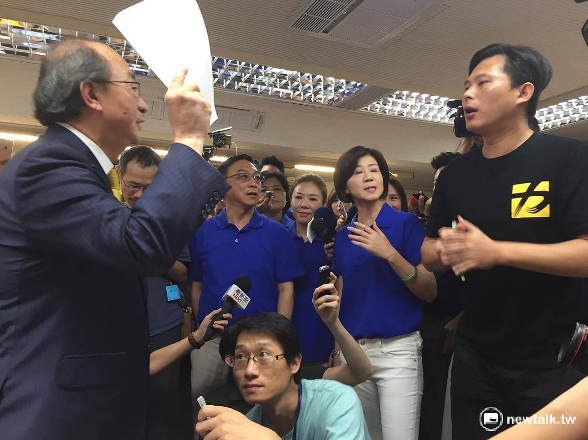 立法院21日衛環委員會排審勞工一例一休，不過因為召委林淑芬缺席拒審，國民黨、時代力量霸佔主席台抗議。 圖：新頭殼資料照片