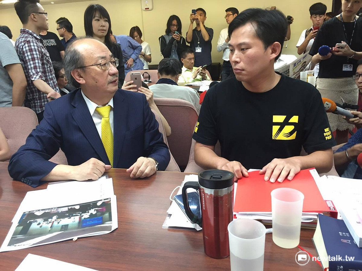立法院21日衛環委員會排審勞工一例一休，不過因為召委林淑芬缺席拒審，國民黨、時代力量霸佔主席台抗議。 圖：鄭佑漢/攝
