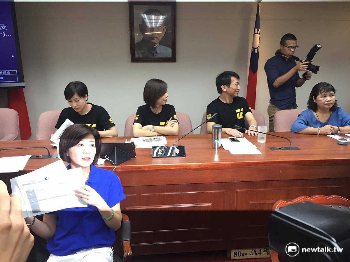 立法院21日衛環委員會排審勞工一例一休，不過因為召委林淑芬缺席拒審，國民黨、時代力量霸佔主席台抗議。 圖：鄭佑漢/攝