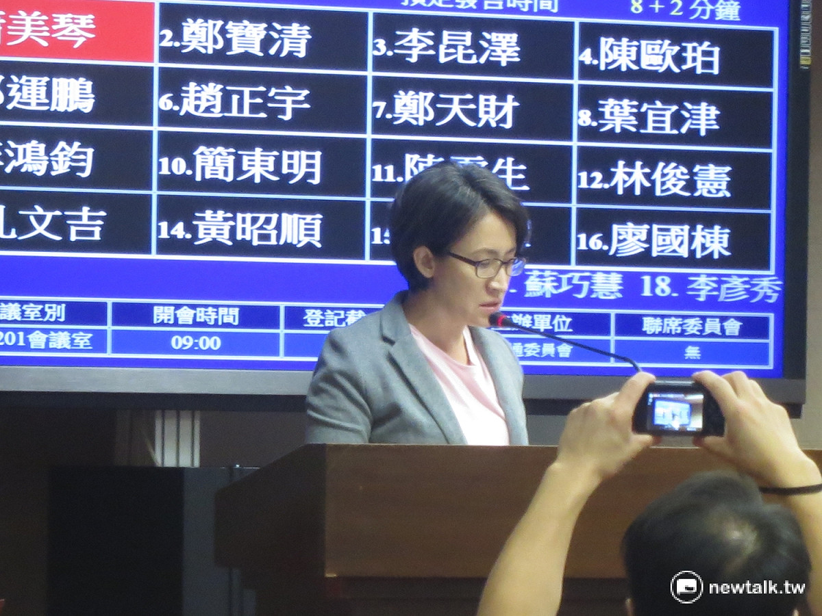 民進黨立委蕭美琴指出，國內小客車不容一絲改裝，但遊覽車及大客車，竟多為拼裝車，恐造成安全疑慮。 圖：呂佳峻/攝