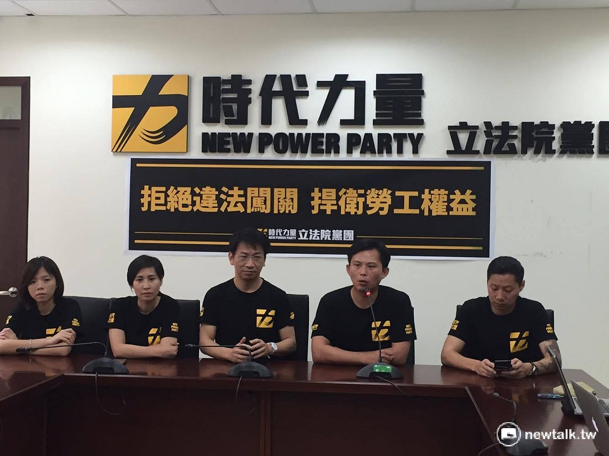 針對社福及衛環委員會21日排審勞工「一例一休」勞基法修改草案，因輪值的民進黨召委林淑芬未出席主持，導致會議開不成，時代力量也召開記者會表示，針對勞工休假需要各界再研議，勿強渡關山。 圖：鄭佑漢/攝