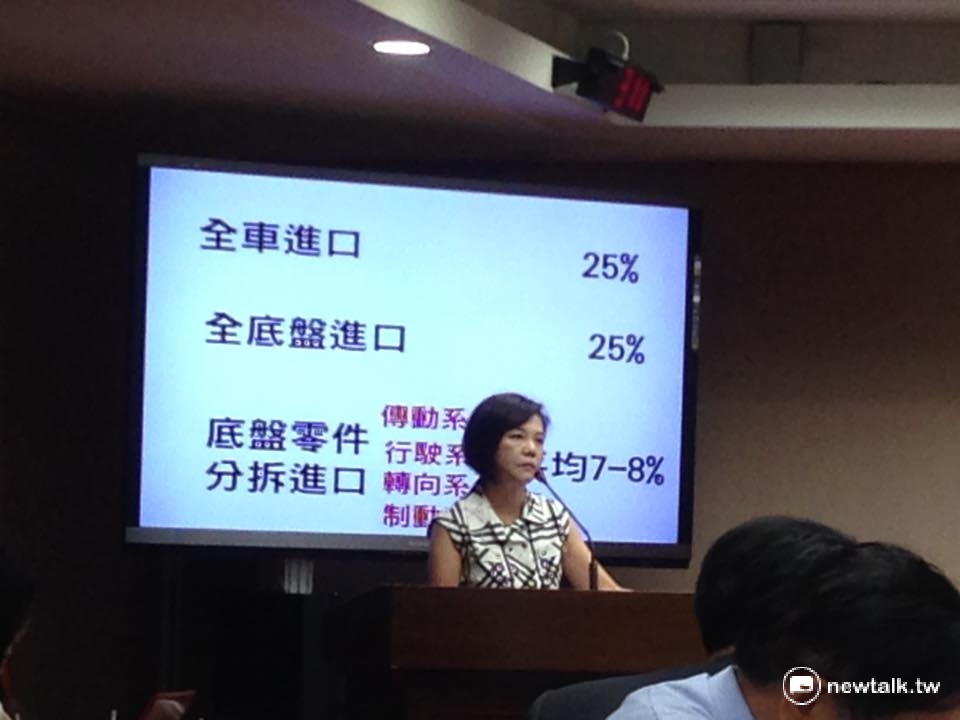 民進黨立委葉宜津21日指出，底盤拆開進口關稅低，是造成遊覽車安全疑慮因素之一，點名要求相關單位應負起責任。 圖：呂佳峻/攝
