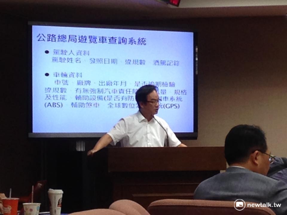 民進黨立委李昆澤21日針對國道火燒車事件提出質詢。 圖：呂佳峻/攝