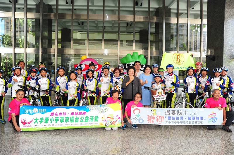 19名單車騎士大手牽小手響應環台公益活動，高雄市長陳菊為騎士加油祝福，勉勵堅持到底。  圖：高雄市政府提供