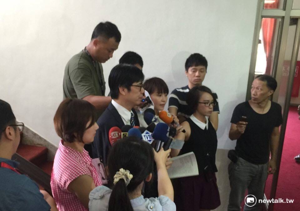 民進黨立委陳其邁（中）在朝野協商後受訪時，拿出國民黨提出的臨時動議「萬言書」內容，直指他們的行為「很北七」。 圖：柯昱安/攝