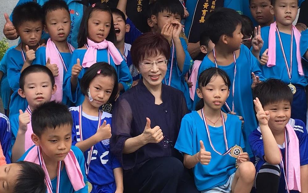 國民黨主席洪秀柱24日上午赴台中出席「青年同心盃(親子)足球公益邀請賽」後表示，國民黨在困局中將堅定向前。 圖：國民黨提供。