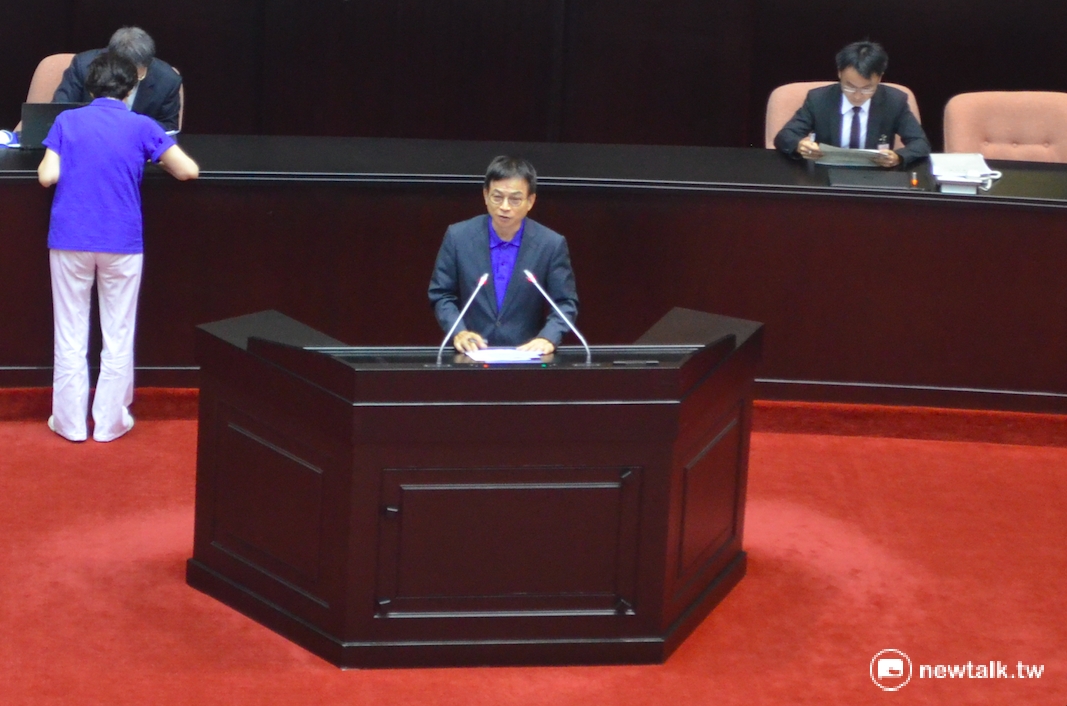 針對立法院院會25日將處理《不當黨產處理條例》，國民黨立委賴士葆表示，感謝柯建銘救援新政府成功，當新政府表現一塌糊塗時，有國民黨產來「圍黨產、救蔡權」。 圖：鄭佑漢/攝