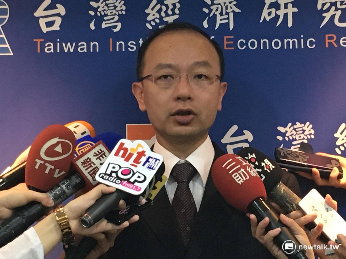台灣經濟研究院25日公布最新景氣預測，將台灣經濟成長預測率下修至0.77。 圖：邱筠文/攝