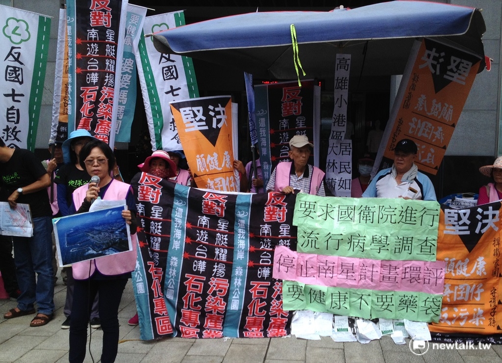 環保團體25日下午在環保署前上演行動劇，抗議南星二期計畫在高雄小港區造成嚴重污染，要求停止環評與開發。 圖：周富美/攝