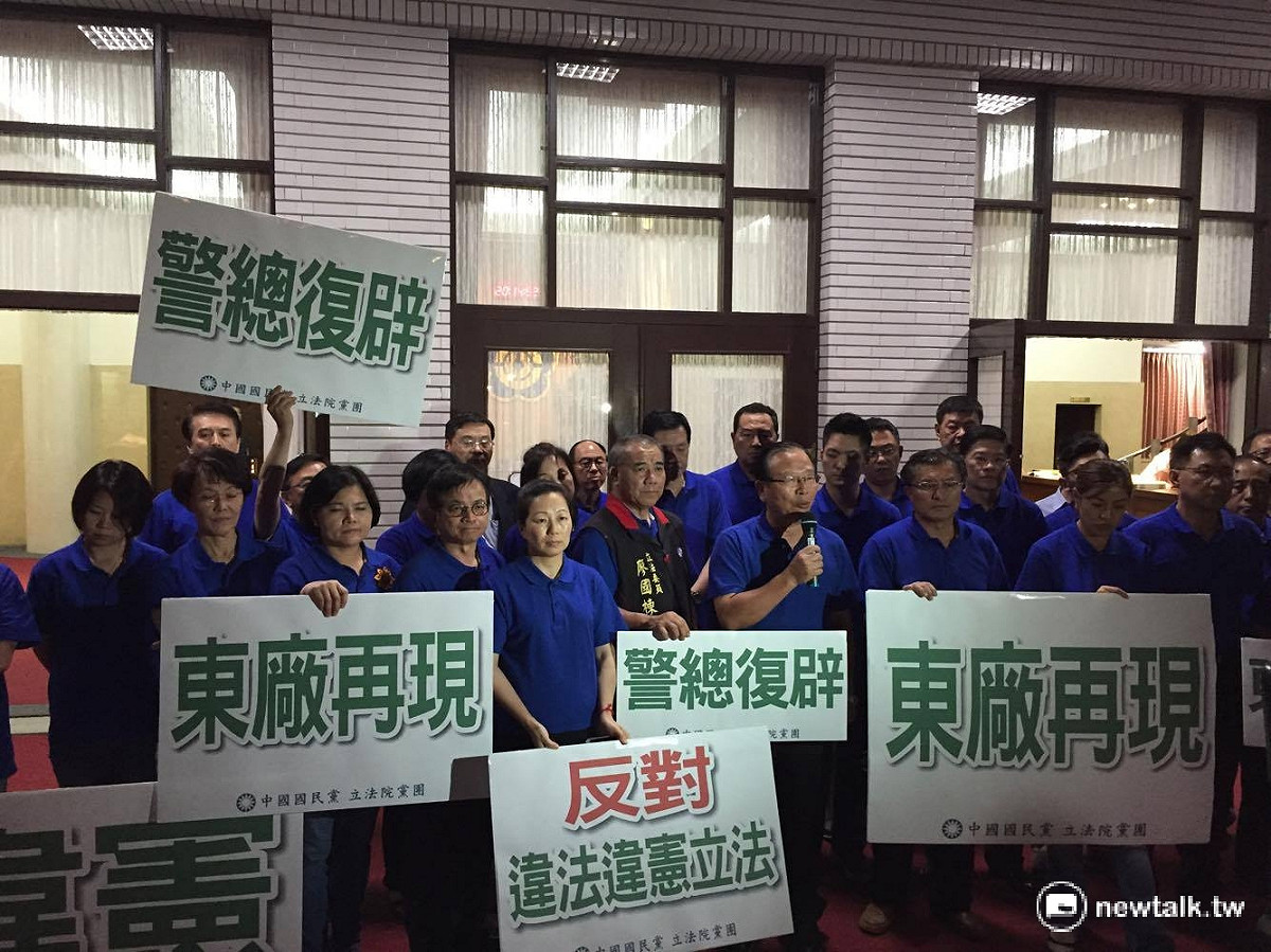 針對黨產條例25日三讀通過完成立法，國民黨立院黨團在議場門口召開記者會批評「是台灣民主最黑暗的一天」。 圖：鄭佑漢/攝