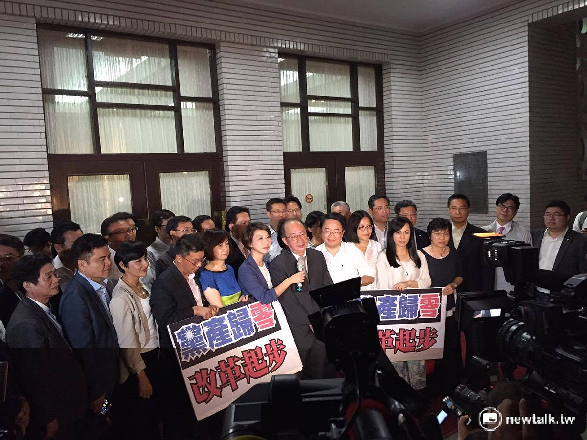 黨產條例25日在立院院會三讀過關，民進黨團也在議場門口高喊：「黨產歸零、改革起步」。 圖：鄭佑漢/攝