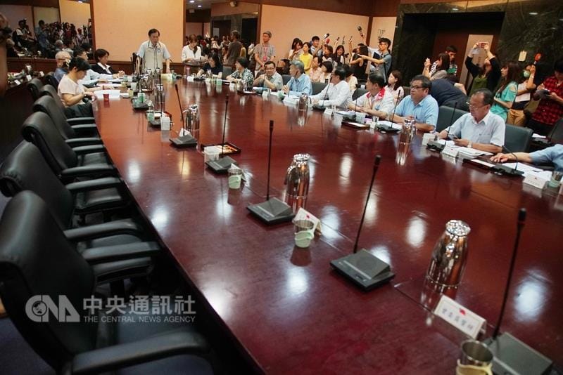 勞動部26日召開基本工資審議委員會，因7名資方代表全數缺席，勞動部會後決議9月底前擇期再議。 圖：中央社