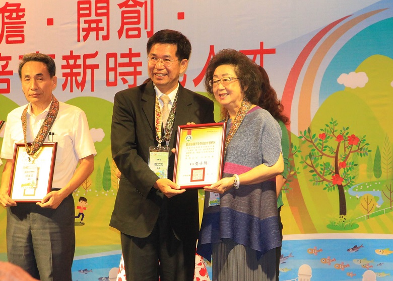教育部長潘文忠頒發教育績優團隊給高雄市教育局長范巽綠，高雄市共有5個團隊獲獎，分別是社會和自然與生活科技兩領域獲頒卓越團隊，國語文領域得到精進團隊獎項，健康與體育、性別平等教育領域奪下勇於挑戰團隊獎。 圖：高雄市政府提供