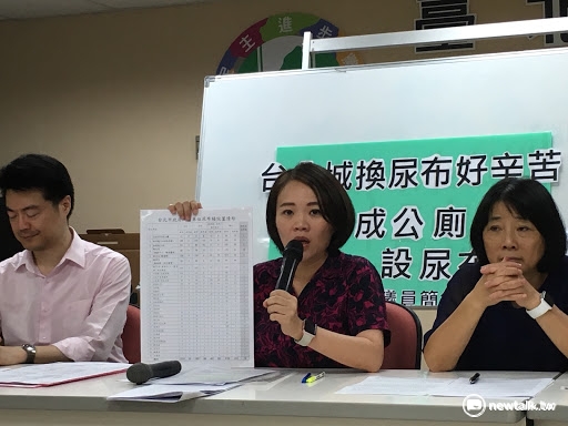北市議員簡舒培27日召開記者會表示，台北市不到一成的公廁設置尿布檯，其中，有尿布檯的男廁僅佔3%，未落實性別平等。 圖：邱筠文/攝