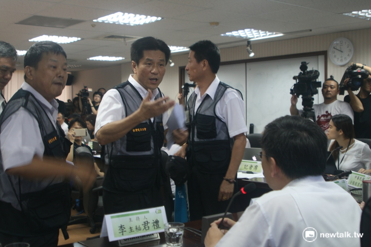 台電工會成員抗議《電業法》修正草案未取得共識，與主席李君禮發生火爆爭執。 圖：李蘇竣/攝