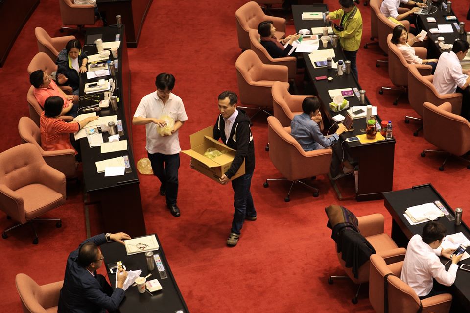 民進黨立委蔡適應（白衣者）到議場內發送基隆炭烤三明治給立委、媒體及議事人員。 圖：翻攝自蔡適應臉書專頁