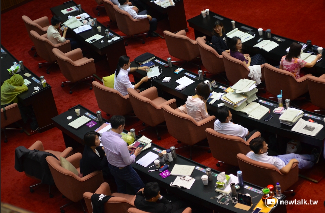 立法院藍綠黨團發動表決大戰，親民黨團27日發出新聞稿表示，為了讓議事正常進行，國家正常運轉，體恤議事人員辛勞，親民黨率先撤案，呼籲藍綠停止繼續惡鬥。 圖：柯昱安/攝