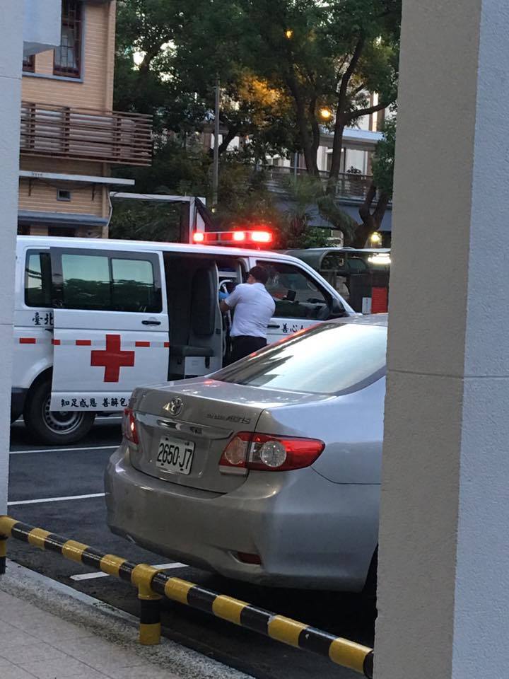 立法院27日院會，藍綠進入第2日表決大戰，就在27日晚間6時，驚傳立院議事人員倒下送醫。 圖：翻攝自邱議瑩臉書