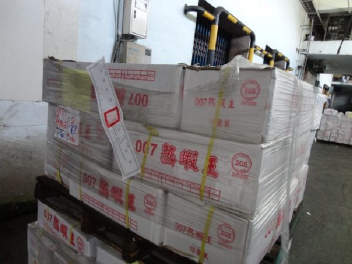 檢調及衛生單位在珍昌冷凍食品查獲逾62噸的過期水產，衛生單位當場查扣封存。 圖：高雄市衛生局提供