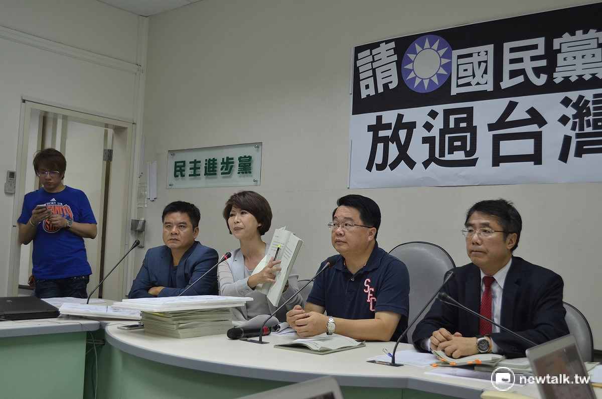 民進黨立院黨團27日晚間召開臨時記者會，譴責國民黨發動焦土戰讓議事人員倒下，要國民黨放過台灣。 圖：柯昱安/攝