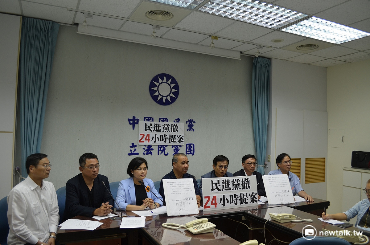 國民黨立院黨團召開記者會回擊，強調焦土戰民進黨過去也常用，82小時不斷電開會的元凶是民進黨簽署的延會提案。 圖：柯昱安/攝