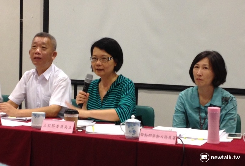 監察委員王美玉27日赴宜蘭南方澳漁會出席座談會，了解外籍漁工勞動權，但卻成了船主和仲介的吐苦水會議。 圖：周富美/攝