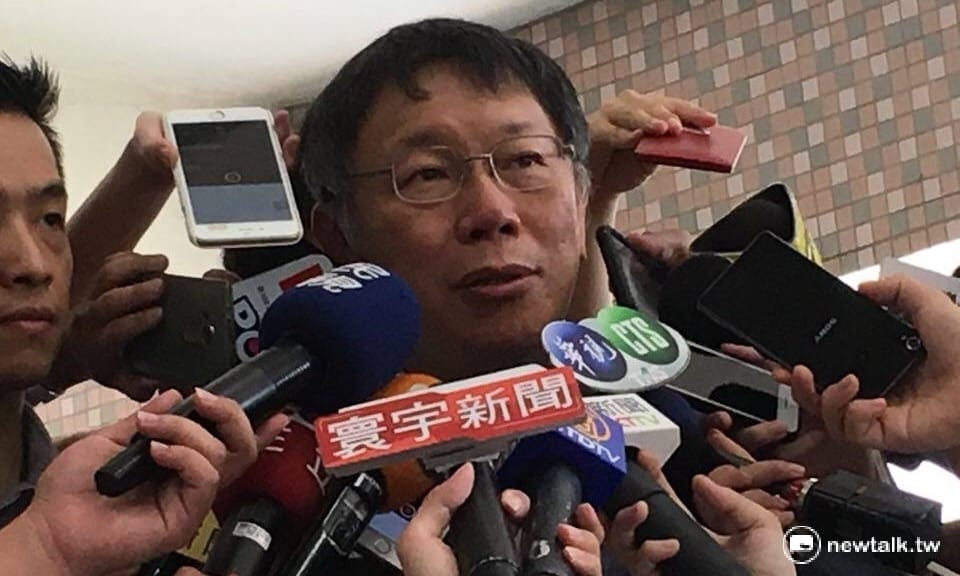 禁用一次性及美耐皿餐具政策即將上路，台北市長柯文哲29日前往南湖高中了解學校辦理情形。  圖：邱筠文/攝