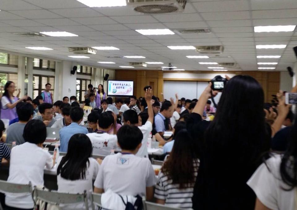 30日是反黑箱課綱學生林冠華（大林）死諫滿一週年的日子，總統蔡英文下午在臉書PO文，談及12年國教課綱審議會成果，還特別標註「林冠華」。 圖為課審會委員學生代表遴選會議。 圖：教育部提供
