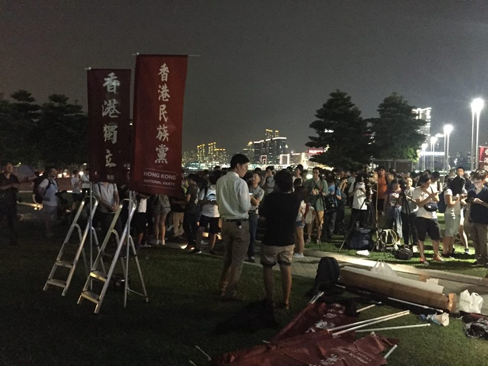 香港民族黨召集人陳浩天（前排左）因為港獨立場鮮明，無法參選立法會選舉，揚言將有進一步行動。 圖：翻攝香港民族黨臉書