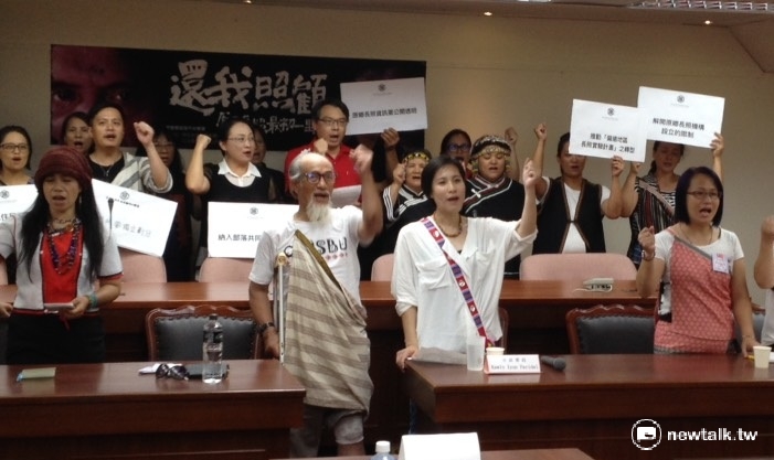原住民族長期照顧修法聯盟1日在立法院舉辦記者會，要求政府放寬原住民部落長照關懷據點的土地與建管規定。 圖：周富美/攝